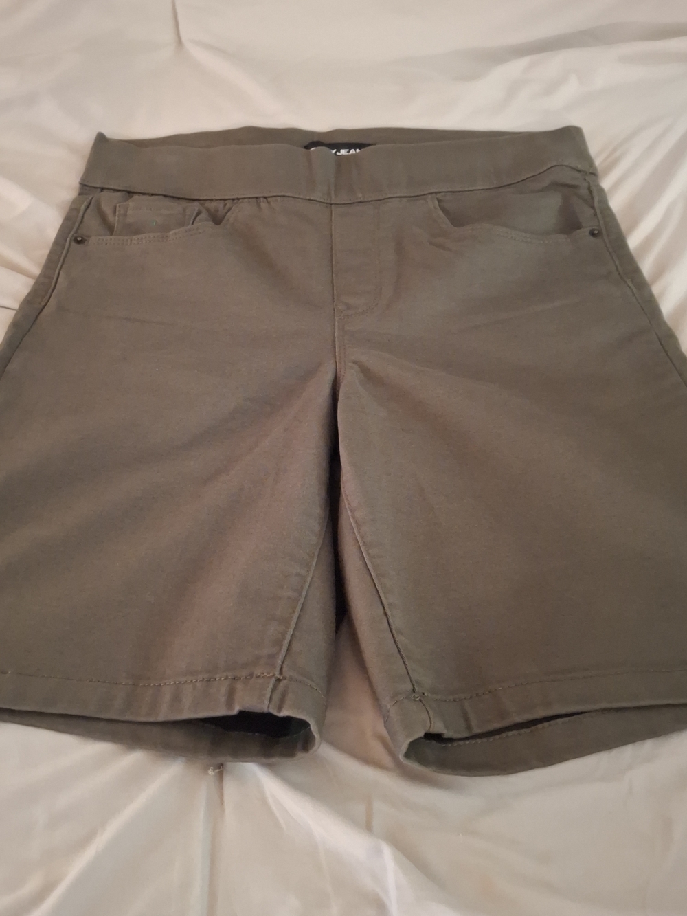 DKNY Jeans Olive Green Women’s Stretch Bermuda Shorts - Picture 2 of 9